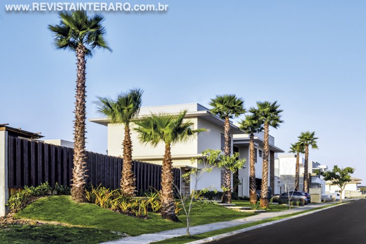 O paisagismo com espécies esculturais e exóticas agregou beleza a esta arquitetura contemporânea - Revista InterArq | Arquitetura, Decoração, Design, Paisagismo e Lifestyle