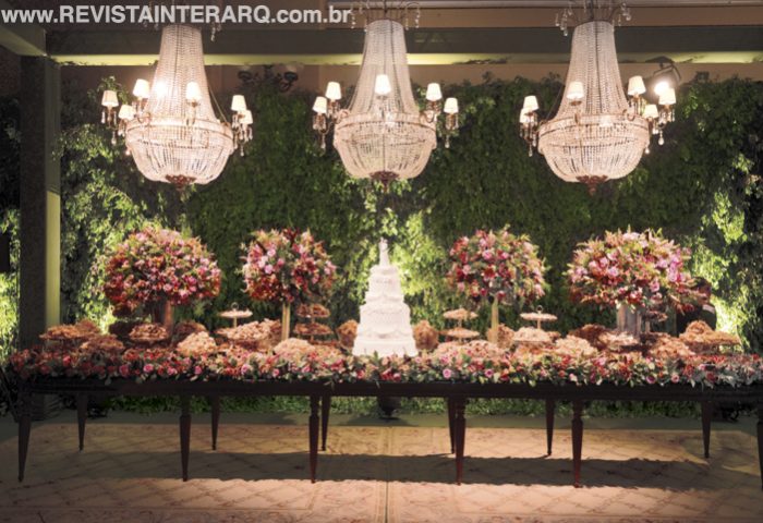 Arranjos florais nos tons laranja e rosa foram o destaque deste casamento - Revista InterArq | Arquitetura, Decoração, Design, Paisagismo e Lifestyle