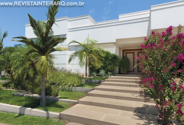 Jardins em diferentes níveis deram movimento a este exuberante projeto de paisagismo - Revista InterArq | Arquitetura, Decoração, Design, Paisagismo e Lifestyle