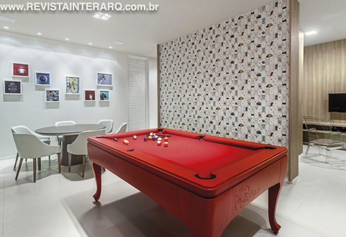 Materiais atemporais, pitadas de cores e muita madeira na área comum desse empreendimento residencial - Revista InterArq | Arquitetura, Decoração, Design, Paisagismo e Lifestyle