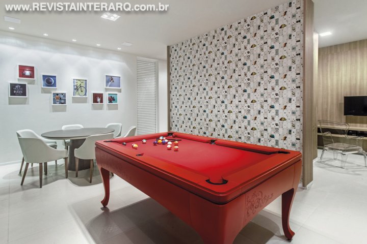 Materiais atemporais, pitadas de cores e muita madeira na área comum desse empreendimento residencial - Revista InterArq | Arquitetura, Decoração, Design, Paisagismo e Lifestyle