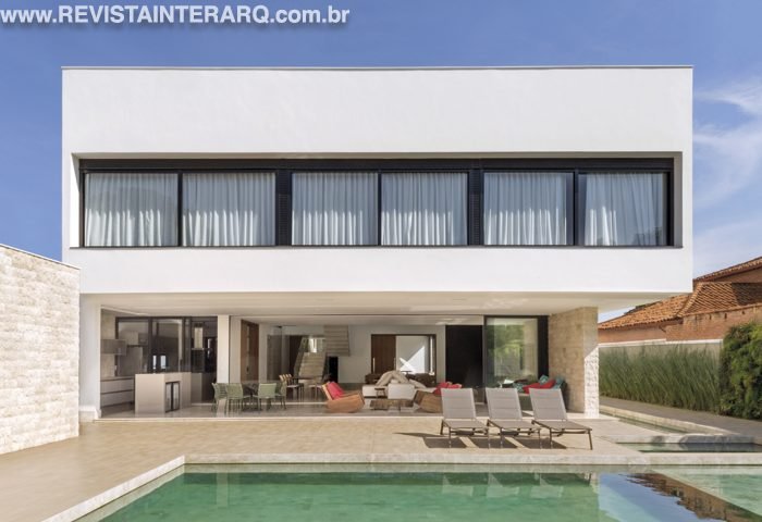 Nesta residência, uma entrada lateral leva os convidados ao jardim - Revista InterArq | Arquitetura, Decoração, Design, Paisagismo e Lifestyle