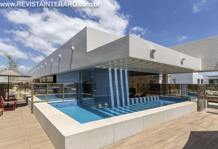Todos os acabamentos e decoração da área comum deste residencial ficaram a cargo do escritório de Walléria Teixeira - Revista InterArq | Arquitetura, Decoração, Design, Paisagismo e Lifestyle