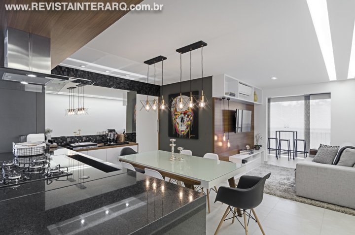 Este apartamento com cozinha, sala e varanda em conceito aberto foi pensado para um casal que gosta de receber os amigos e curtir a família - Revista InterArq | Arquitetura, Decoração, Design, Paisagismo e Lifestyle