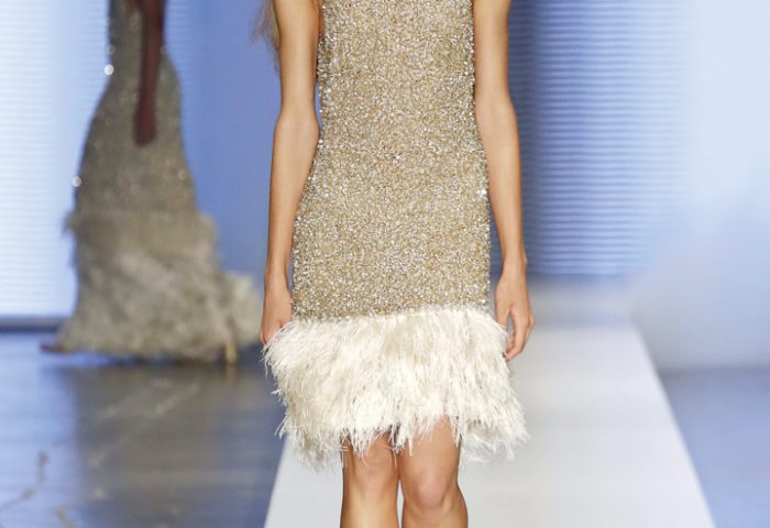 Assinado por Fabiana Milazzo, este midi com brilhos e plumas será sempre bem-vindo nas festas com convidados vestindo “social completo”
Foto: Marcia Fasoli e Ale Schneider