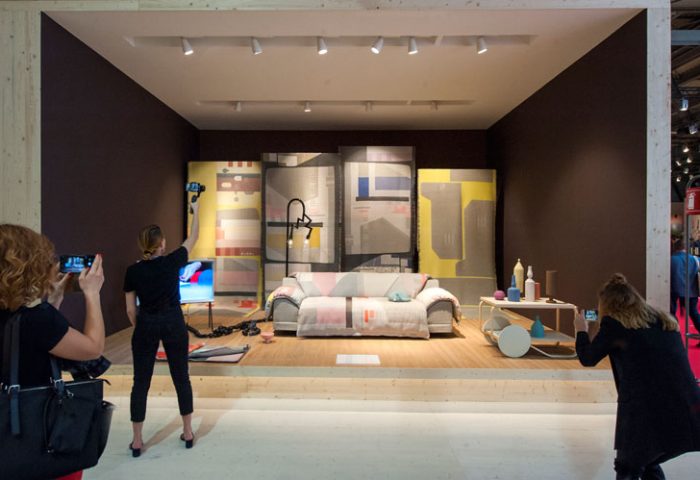 Entre os dias 17 e 22 de abril, com a participação de mais de 2000 expositores, acontece a 57ª edição do Salão de Móvel de Milão, a mais prestigiada feira de design do mundo. O evento na cidade italiana existe desde 1961 e ocorre no Centro de Exposições de Rho, um espaço com cerca de 210 mil m². 
 foto: LUCIANO-PASCAL