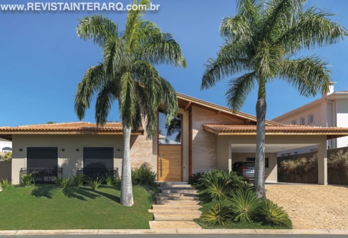 A arquitetura funcional desta residência tem seu living centralizado - Revista InterArq | Arquitetura, Decoração, Design, Paisagismo e Lifestyle