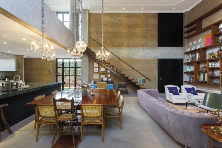 O programa inicial desta casa era uma construção estilo loft, com área social aberta no térreo e um “mezanino suíte”, distribuídos em um único bloco - Revista InterArq | Arquitetura, Decoração, Design, Paisagismo e Lifestyle