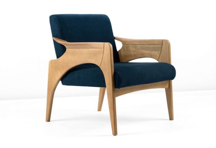 Moora Mobilia Brasileira – A empresa brasileira estará no Salão com um espaço assinado pelo designer Bruno Faucz, com duas peças de sua autoria: a poltrona Wing e a poltrona Theo. Há também a Poltrona RIOS, desenhada por Angelo Duvoisin, inspirada em um dos cartões postais da cidade do Rio de Janeiro, o Morro do Pão de Açúcar. Além disso, também estão expostas as mesas Maricota, do designer Richard Gohr e a poltrona Jóquei, assinada por Rejane Carvalho Leite, uma das peças exposta no Evento BE Brasil em Milão. Onde: Rho Fiera, HALL 06 STAND F52.