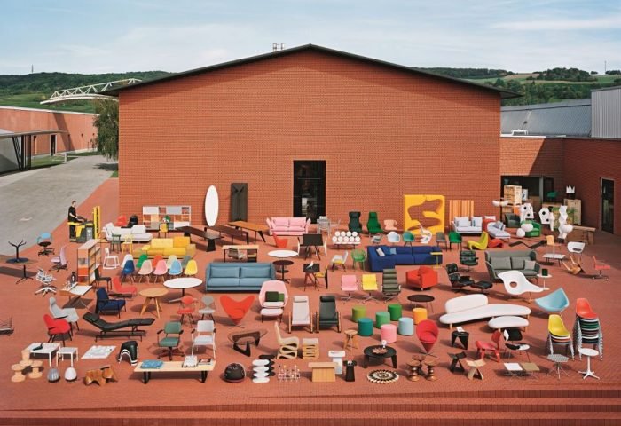 Vitra – Na arena esportiva La Pelota, a marca apresenta a exposição Typecasting, com peças novas icônicas e esquecidas. Com mais de 200 itens selecionados pelo designer Robert Stadler, trazendo peças atuais da marca, edições especiais e futuros protótipos. Onde: Vitra, La Pelota, Via Palermo 10, 20121 Milão, 17 a 21 de abril, das 10 às 21h, 22 de abril, das 10h às 18h.