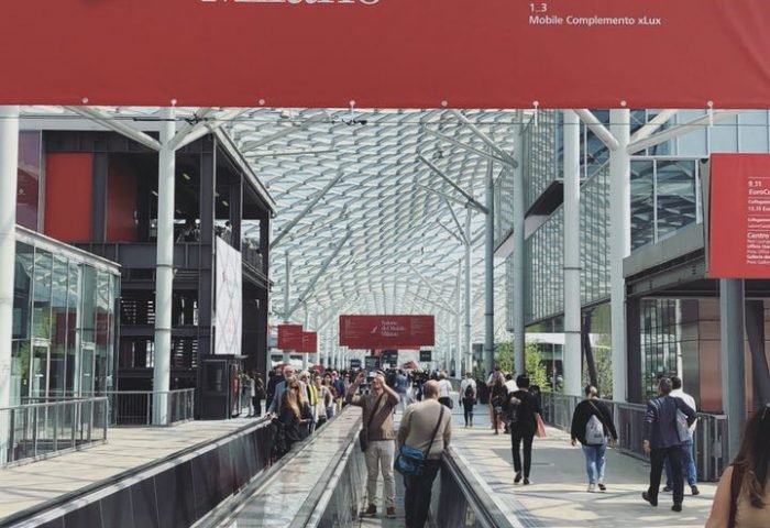 Entre os dias 17 e 22 de abril, com a participação de mais de 2000 expositores, acontece a 57ª edição do Salão de Móvel de Milão, a mais prestigiada feira de design do mundo. O evento na cidade italiana existe desde 1961 e ocorre no Centro de Exposições de Rho, um espaço com cerca de 210 mil m². 