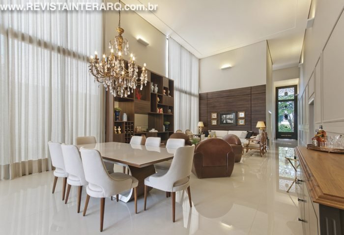 O projeto de interiores e a decoração desta residência elegeram elementos contemporâneos e pitadas clássicas para criar espaços atemporais - Revista InterArq | Arquitetura, Decoração, Design, Paisagismo e Lifestyle