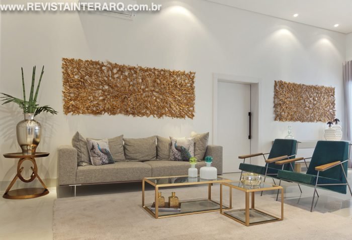O projeto de interiores e os acabamentos desta residência térrea refletem a personalidade discreta e elegante do jovem casal de moradores - Revista InterArq | Arquitetura, Decoração, Design, Paisagismo e Lifestyle