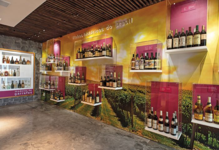 O Ecomuseu da Cultura do Vinho, da Vinícola Dal Pizzol, é possível fazer uma degustação com olhos vendados, conhecer uma enoteca com garrafas históricas e caminhar entre árvores, pavões, gansos e cisnes.