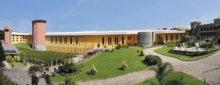O Complexo Enoturístico da Casa Valduga possui pousadas em estilo rústico, o restaurante Maria Valduga e uma Enoboutique. A vinícola proporciona diversas experiências enológicas que aproximam seus visitantes do dia a dia da vinícola, além de lhes permitir conhecer todos os segredos da elaboração de vinhos e espumantes.