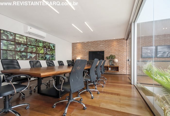 Neste projeto comercial o intuito foi criar espaços integrados e funcionais que aperfeiçoassem a sinergia da equipe - Revista InterArq | Arquitetura, Decoração, Design, Paisagismo e Lifestyle