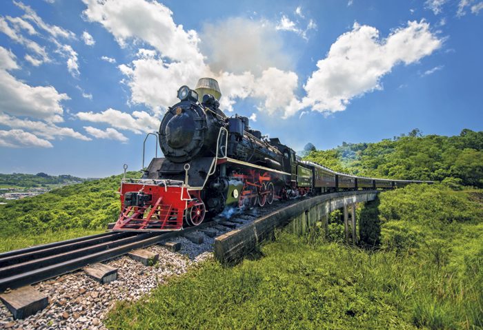 Partindo de Bento Gonçalves, o passeio de 23 km até a cidade de Garibaldi na “Maria Fumaça”, uma locomotiva do século XIX,oferece aos turistas uma surpresa em cada estação. Shows folclóricos e degustação de vinhos e espumantes tornam a experiência inesquecível.