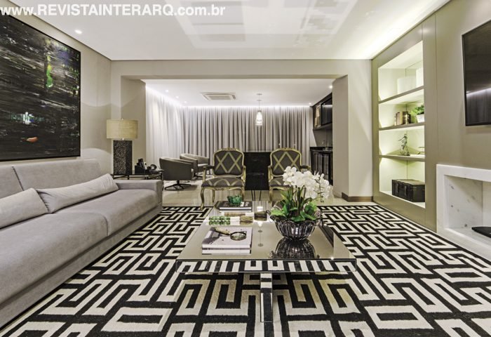 Baseado na sofisticação e na funcionalidade, o projeto integrou os ambientes e mesclou elementos modernos e clássicos - Revista InterArq | Arquitetura, Decoração, Design, Paisagismo e Lifestyle