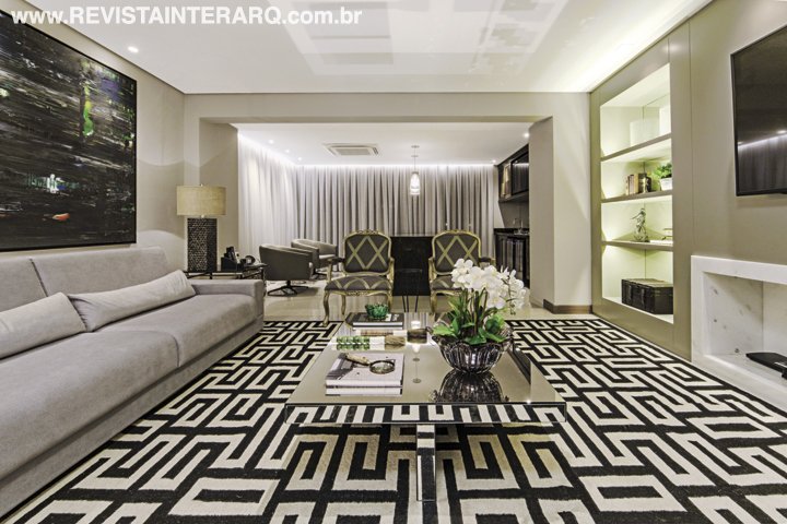Baseado na sofisticação e na funcionalidade, o projeto integrou os ambientes e mesclou elementos modernos e clássicos - Revista InterArq | Arquitetura, Decoração, Design, Paisagismo e Lifestyle