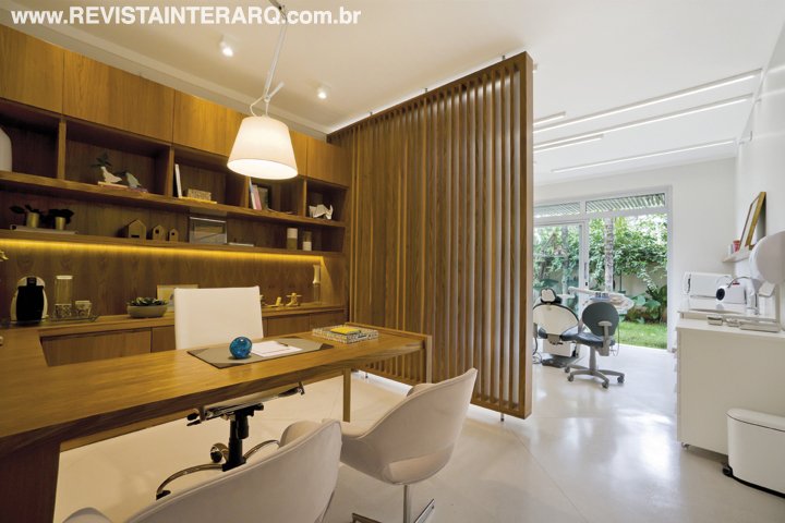 Luz natural e ambientes humanizados marcam o projeto deste consultório odontológico - Revista InterArq | Arquitetura, Decoração, Design, Paisagismo e Lifestyle