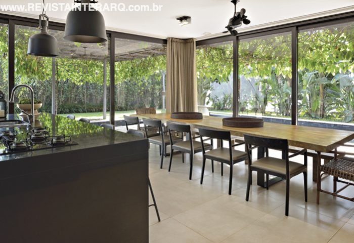 O pé-direito alto e grandes aberturas valorizaram as composições minimalistas dos espaços desta casa - Revista InterArq | Arquitetura, Decoração, Design, Paisagismo e Lifestyle
