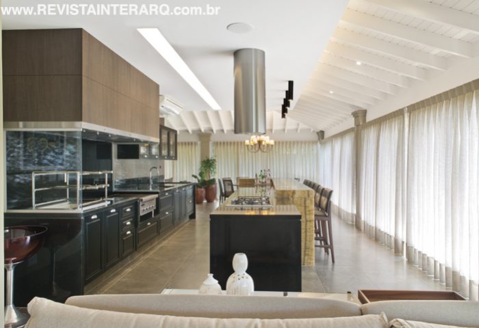 Após o projeto de reforma e ampliação, este espaço de lazer se transformou em ponto de encontro da família - Revista InterArq | Arquitetura, Decoração, Design, Paisagismo e Lifestyle