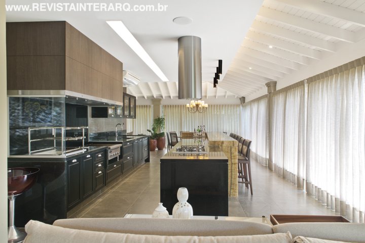 Após o projeto de reforma e ampliação, este espaço de lazer se transformou em ponto de encontro da família - Revista InterArq | Arquitetura, Decoração, Design, Paisagismo e Lifestyle