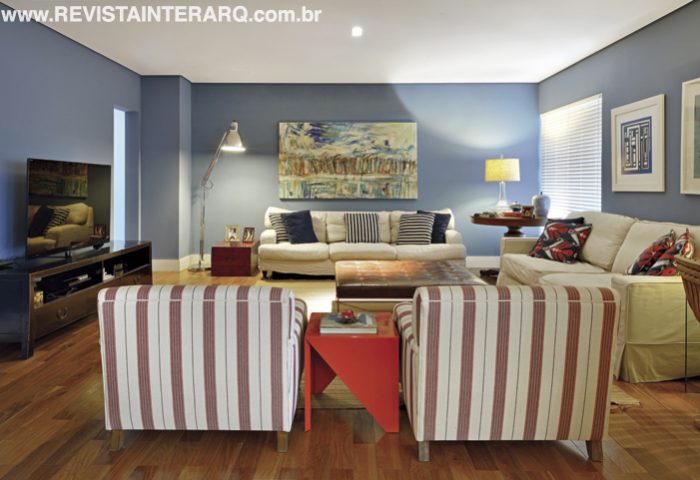 Este amplo apartamento ganhou aconchego com o piso de tacos de madeira em todo o social - Revista InterArq | Arquitetura, Decoração, Design, Paisagismo e Lifestyle