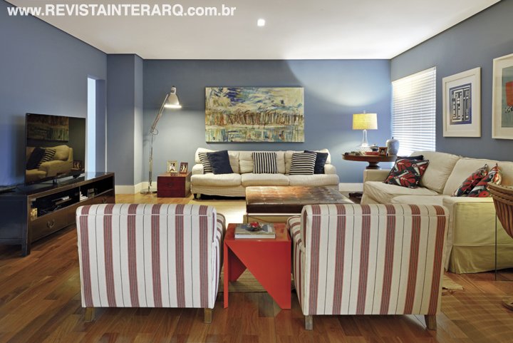 Este amplo apartamento ganhou aconchego com o piso de tacos de madeira em todo o social - Revista InterArq | Arquitetura, Decoração, Design, Paisagismo e Lifestyle