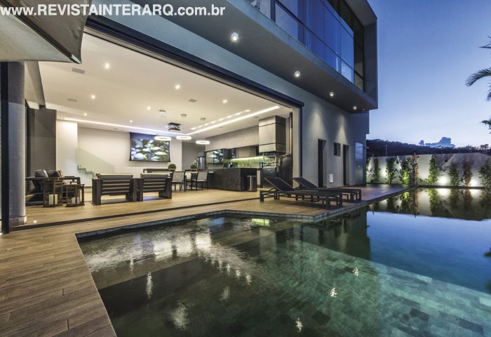 A proposta desta arquitetura foi usufruir ao máximo da área verde - Revista InterArq | Arquitetura, Decoração, Design, Paisagismo e Lifestyle