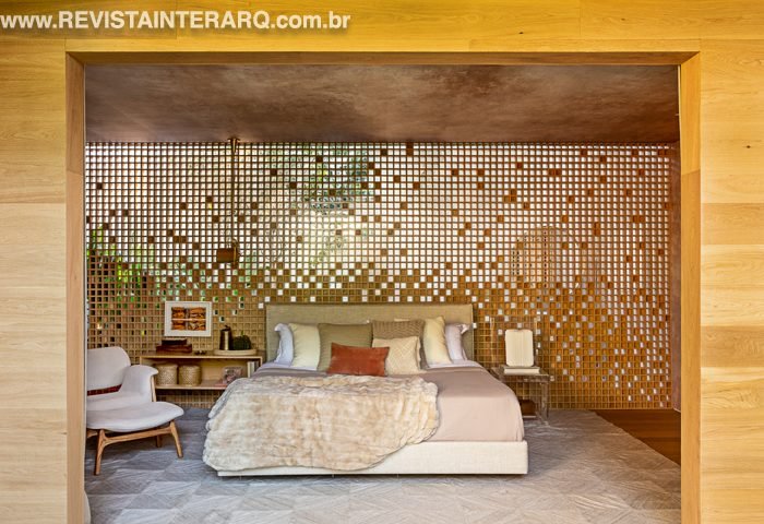 A suíte da “Casa na Árvore” acompanha a inspiração do restante da casa assinada pelo escritório Suíte Arquitetos, que se inspirou na flora e na fauna brasileiras. Atrás da cama, o painel de muxarabi revela aos poucos a paisagem do jardim atrás do espaço. foto: Ricardo Bassetti