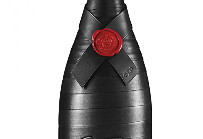 A Moët & Chandon batizada de “Greatness Since 1998”, celebra os 20 anos de quadra da lenda do tênis, Roger Federer. Com design diferenciado, a garrafa é envolta em um grip de couro semelhante ao usado pelo atleta. As exclusivas garrafas que estão sendo vendidas somente por encomenda na Europa apresentam apenas 20 exemplares numerados. Cada unidade é vendida a US$ 20 mil e o valor será doado à Fundação Roger Federer.