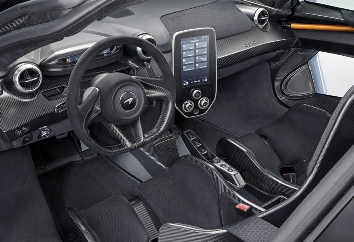 O interior tem detalhes em couro, tecido Alcântara e fibra de carbono e tela multimídia vertical.