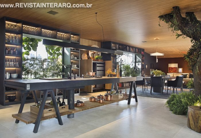 A designer de interiores Paola Ribeiro assina a “Casa Terra”, distribuída em cozinha gourmet, living, jantar e terraço com jardim. O ponto de partida para a construção da casa foi o par de árvores em seu interior. A proposta foi criar um espaço amplo, com muita luz natural, integrado a um atraente jardim, seguido por um confortável estar sob um pergolado. Foto: Denilson Machado