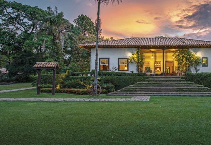 Com uma arquitetura bandeirista, o charmoso casarão de meados de 1750 foi construído em taipa de pilão e conta com uma encantadora capela anexa ao alpendre.
