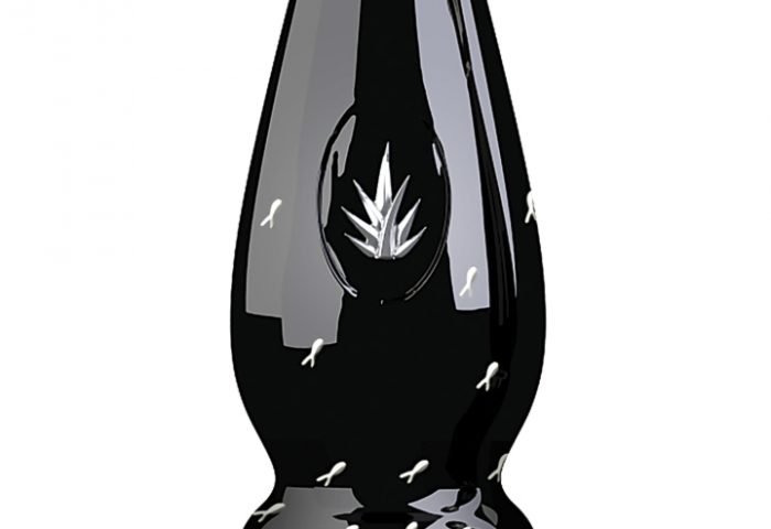 Esta edição exclusiva da Clase Azul contém uma tequila extra-añejo. A garrafa em si foi feita à mão por nativos Mazahua, um grupo de indígenas na pequena aldeia de Santa María Canchesdá. O design em prata pura da garrafa foi assinado por Emilia Castillo e a tampa é feita de obsidiana - um vidro vulcânico natural. Nos toques finais, um medalhão de prata esterlina e rótulo em ouro 24 quilates.