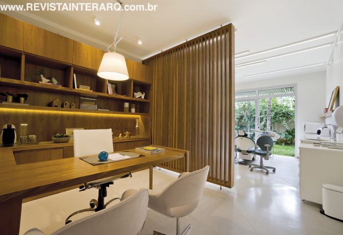 A concepção do design de interiores desta clínica visou a humanização dos espaços, com o uso de madeira e de grandes aberturas - Revista InterArq | Arquitetura, Decoração, Design, Paisagismo e Lifestyle