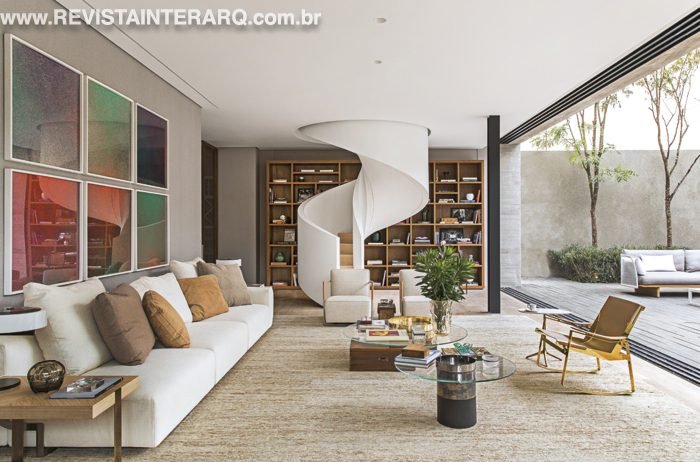 A “Casa do Relógio”, assinado por Dado Castello Branco, foi inspirada nas townhouses de Amsterdam e Londres. O destaque está nos uso de madeira e concreto, com ambientes integrados, multifuncionais e abertura para a natureza.  Foto: Casa Cor 