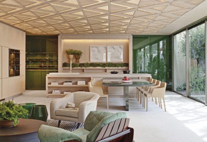 Roberto Migotto assina o espaço “Le Riad Bontempo”, no qual propõe um convívio integrado com a natureza e repensa os limites entre “dentro e fora”. O projeto é uma releitura contemporânea da arquitetura típica das casas marroquinas, que possuem muros gigantes do lado de fora e todas as áreas da casa voltadas para um grande pátio interno. Na cozinha, ele usa esta inspiração no teto, que possui recortes geométricos em madeira, e transforma-o em uma verdadeira obra de arte. Foto: Marco Antonio