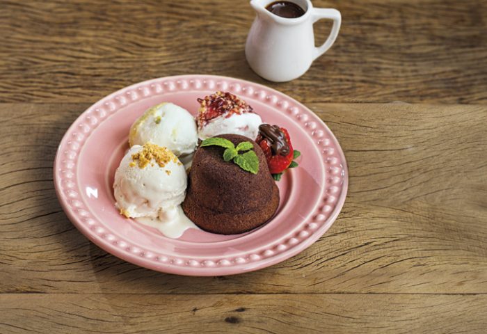 Petit gateau com soverte e calda de chocolate a parte, no Madalê, (17) 98220-2285, @madalegelato