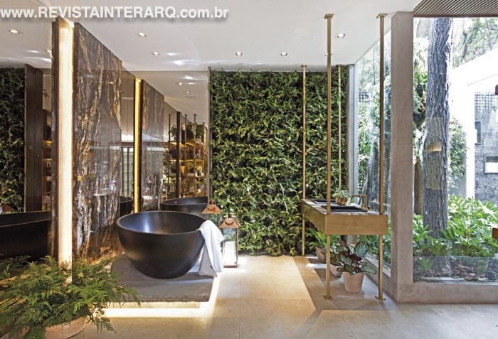 O “Spa da Mata”, de Andrea Teixeira e Fernanda Negrelli, traz a natureza para dentro do espaço, através da área verde ao redor do ambiente e paredes de vidro. A paleta de cores, por sua vez, se baseia em tons mais escuros, como cinza, marrom e dourado, que em conjunto de elementos como pedra e madeira, acentuam a essência intimista e reconfortante do ambiente.Foto: Marco Antonio