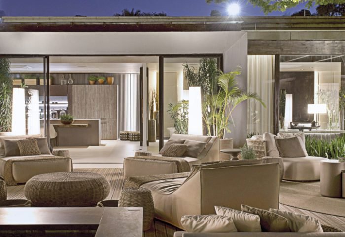 A “Casa Cosentino”, da arquiteta Débora Aguiar. A profissional projetou uma residência urbana, inspirada nos quatro elementos da natureza - água, terra, fogo e ar. Os ambientes abertos e voltados para o jardim trazem o verde para os espaços internos, provocando bem-estar e aconchego. No terraço, ela usou móveis e acessórios da Tidelli. Foto: Marco Antonio