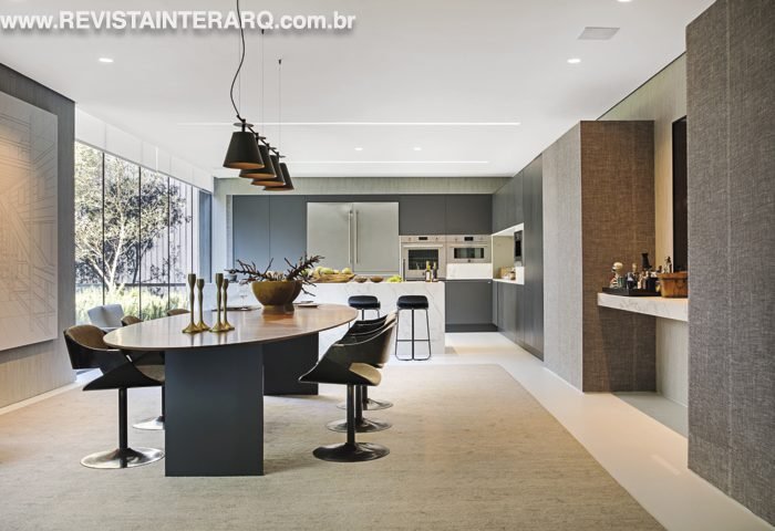 A Villa Olivo espaço projetado por João Armentano, onde se destaca a integração com a natureza feita por portas de vidro pivotantes, que se abrem para um jardim aromático criado por Daniel Nunes. Na foto, a cozinha gourmet integrada ao social exaltou a estética minimalista com linhas clean e tons sóbrios. Foto: Lufe Gomes