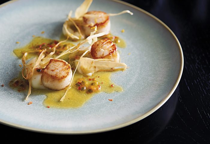 Sob o comando dos chefs Pascal Valero e Felipe Rodrigues, o Tangará Jean-Georges foi premiado com uma estrela. Na foto, vieiras grelhadas, pastinacas, maracujá e beurre noisette. 