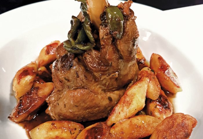Jarret de cordeiro, azeitonas sicilianas e Gnocchi rôtie, no Flor de Sal,  (17) 3121-6500, @flordesalbistros