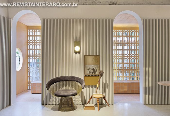 A “Casa Arcos”, de Leo Shehtman, que surpreende e quebra as expectativas. Esse ambiente é composto por dois espaços que se contrapõem, delineados pelas cores e pelos arcos que nomeiam o projeto: o exterior sóbrio e bruto faz oposição ao interior colorido, prático e fluido. Nuances de verde e azul profundos, junto de tons terrosos, representam a vida que permeia e circula pela casa.Foto: Denilson Machado