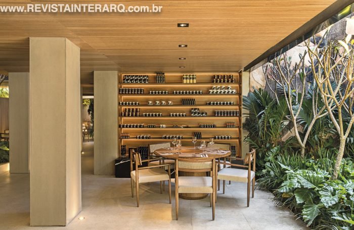 O restaurante Tartuferia San Paolo, assinado pela mf+arquitetos, de Mariana e Filipe Oliveira. No ambiente, as características de estilo do escritório transparecem: linhas retas, brises, materiais naturais e integração com o exterior. Bia Abreu assina paisagismo do espaço. Foto: Felipe Araujo