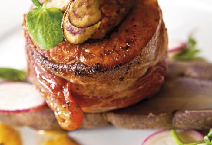 Em sua estrutura, o hotel também possui um aconchegante Spa de alto nível, com piscina aquecida, além de um sofisticado restaurante com pratos da culinária chilena, assinados pelo chef Miguel Catricheo.