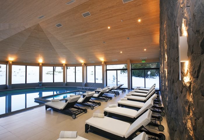 Em sua estrutura, o hotel também possui um aconchegante Spa de alto nível, com piscina aquecida, além de um sofisticado restaurante com pratos da culinária chilena, assinados pelo chef Miguel Catricheo.