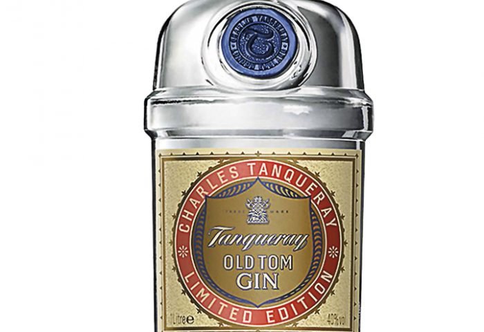 Para a edição do Gin Tanqueray Old Tom foram feitas 100 mil garrafas, numeradas individualmente. O intuito foi recriar as receitas originais do fundador Charles Tanqueray, através de novas técnicas de destilação. O design assenta no antigo rótulo de Old Tom, que remete a 1921.